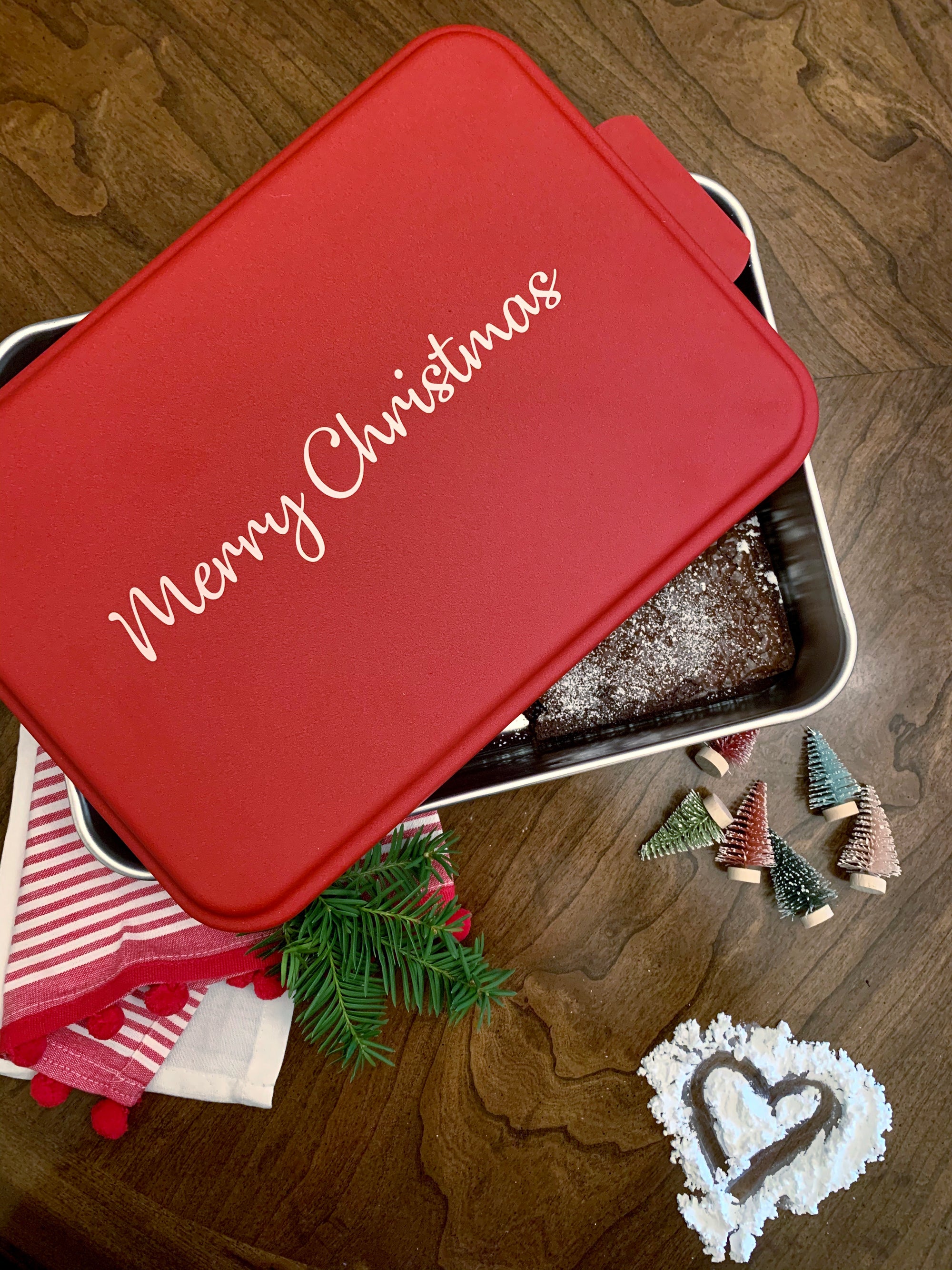 9 x 13 Aluminum Cake Pan with Red Lid - Merry Christmas